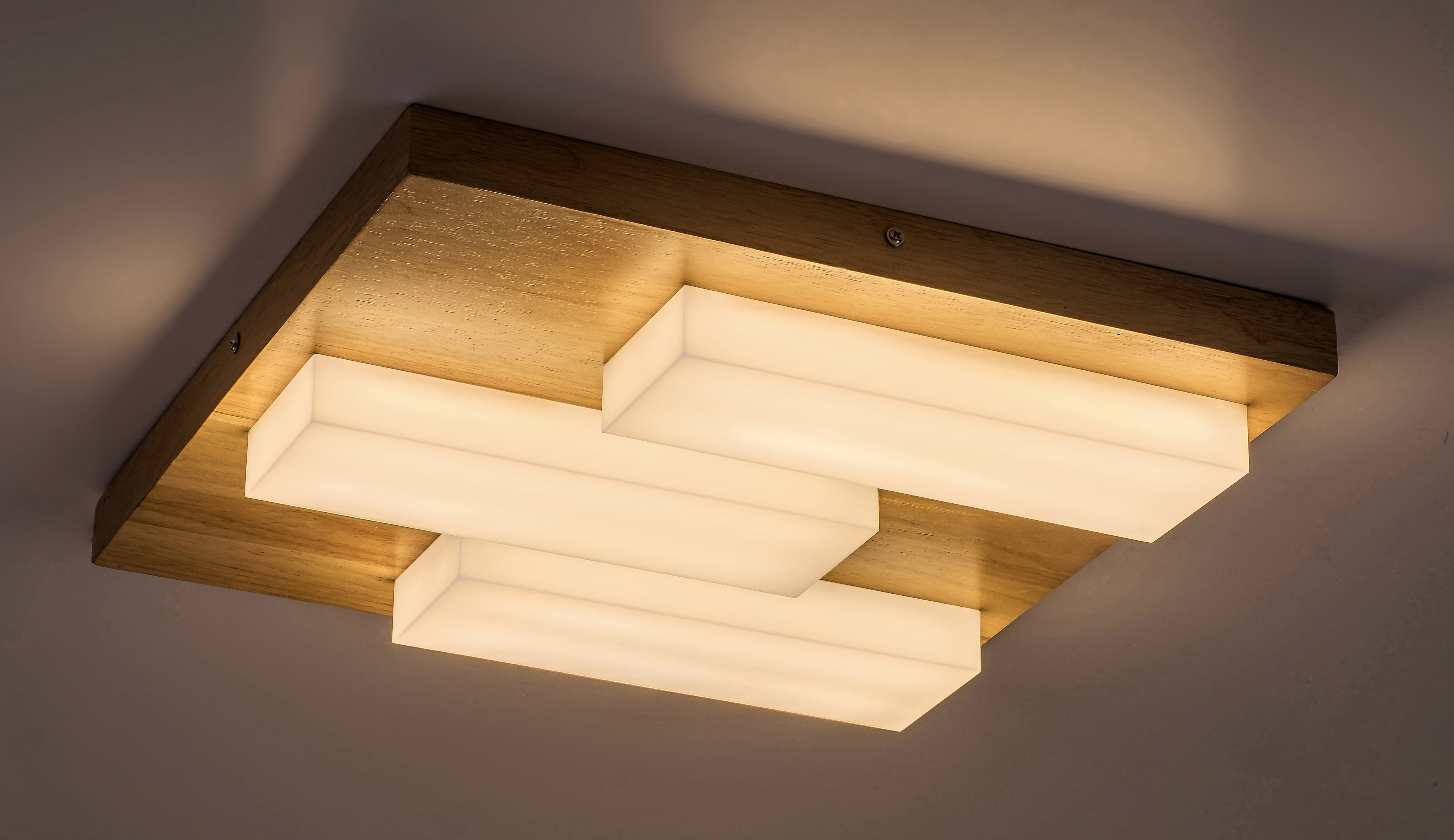 Hranatá světlá dřevěná základna, doplněná bílými hranatými stínidly, jednoduchá a zajímavá stropní lampa.